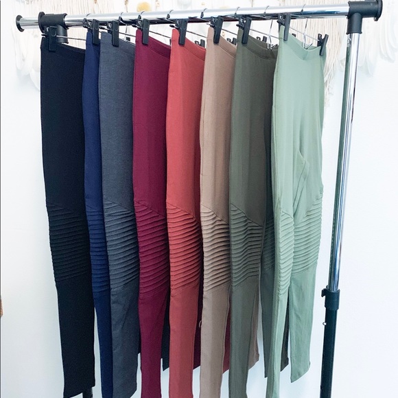 🚨 RESTOCKED! Black Highwaist Moto Leggings - Picture 3 of 4